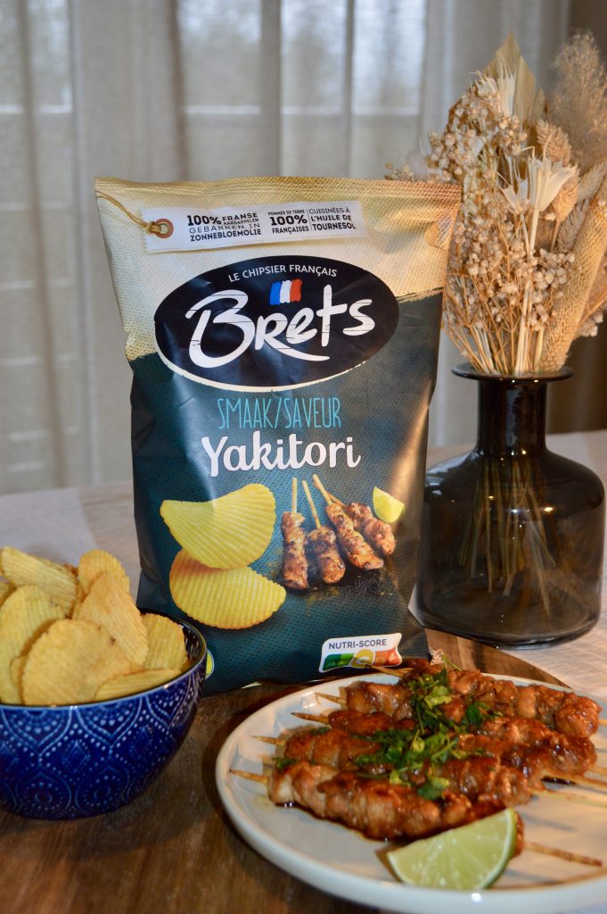 Sachet de chips Brets au goût Yakitori avec des brochettes de poulet yakitori